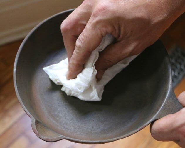 Picture of a moment of cleaning a Paella pan. This work is very important to keep our pan in good shape and free of rust