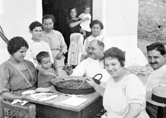 An old picture of a Spanish family about to enjoy our most iconic dish, the Paella